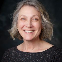 Lisa Raposo headshot